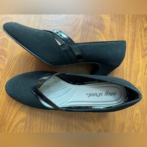 Easy Spirit Black Heels Sleek Design